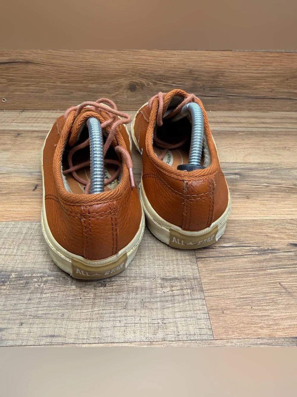 Converse size 7 women Low-Top Leather Sneakers in Cognac Brown - Picture 5 of 8